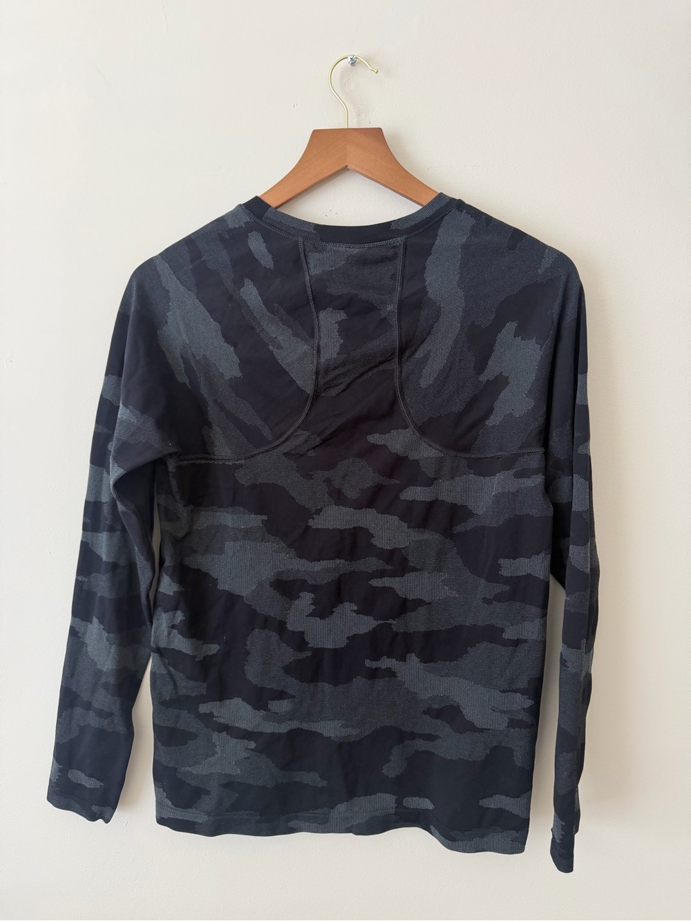 Athleta Momentum Seamless Black Camo Long-Sleeve Performance Top - Picture 6 of 7